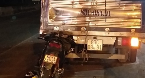 Hai người thương vong sau cú tông vào đuôi xe tải