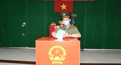 Công an Trà Vinh tổ chức bỏ phiếu bầu cử sớm, ra quân giữ gìn an ninh trật tự