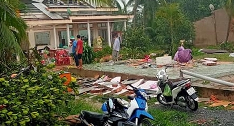 Giông lốc gây sập, tốc mái 24 căn nhà ở Vĩnh Long