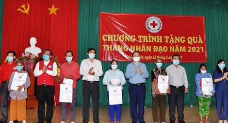 Trưởng Ban Tuyên giáo Trung ương tặng quà tại Tiền Giang