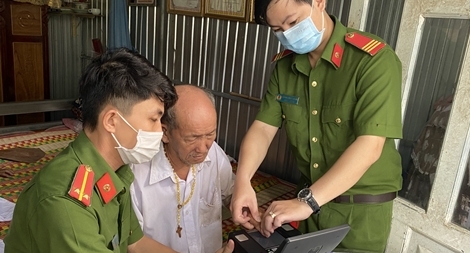 Công an TP Cần Thơ đến tận nhà làm CCCD cho người già