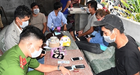 17 người tụ tập đánh bạc giữa mùa dịch 