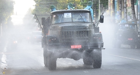 Phun khử khuẩn nhiều tuyến đường ở Mỹ Tho