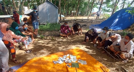 Triệt xóa sới bạc lắc tài xỉu trong khu đất trống