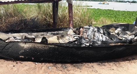 Khởi tố người đàn ông đốt phà để lấy sắt vụn