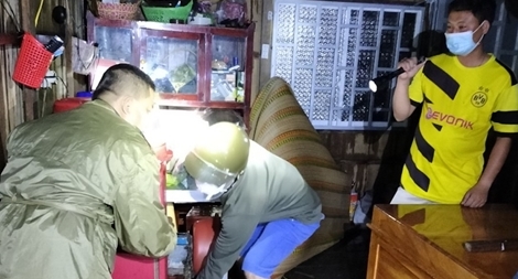 Công an xã giúp dân khắc phục hậu quả giông lốc