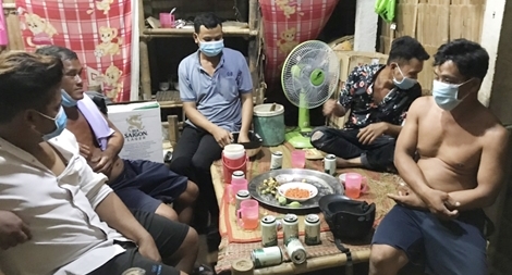 Mời bạn đến nhà uống bia, 5 người nhận quyết định xử phạt 75 triệu đồng