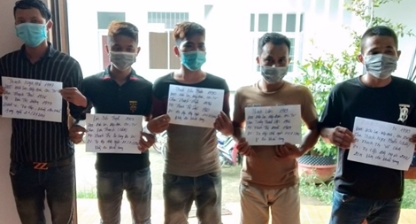 5 thanh niên cự cãi trước quán giải khát bị phạt 10 triệu đồng