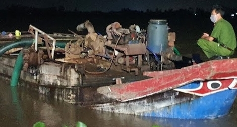 Hai ghe gỗ không biển kiểm soát khai thác cát trái phép trên sông Tiền
