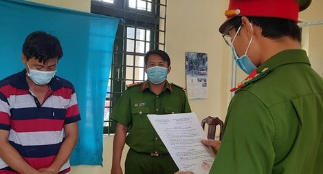 Khởi tố 2 vợ chồng chống người thi hành công vụ