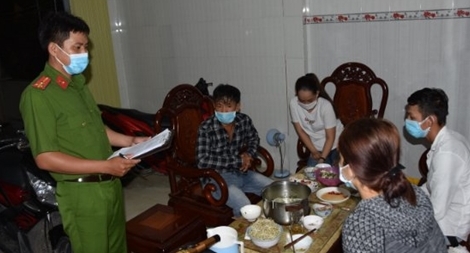 Nhóm thanh niên tụ tập "nhậu" và "hát"  khi đang giãn cách xã hội