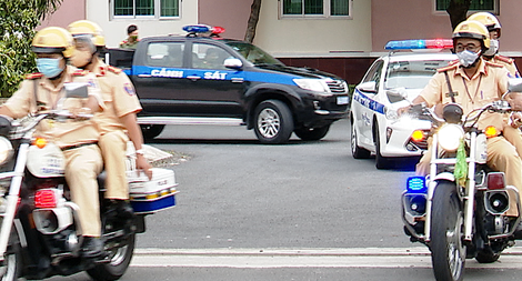 Công an Vĩnh Long xử lý hàng loạt người vi phạm ra đường sau 18h