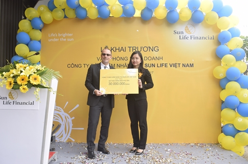 Sun Life Việt Nam tặng học sinh nghèo 60 triệu đồng  nhân khai trương văn phòng