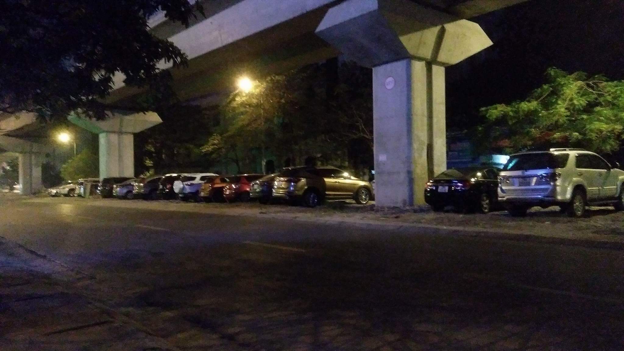 Làm đường chưa xong, bãi xe trái phép đã xuất hiện