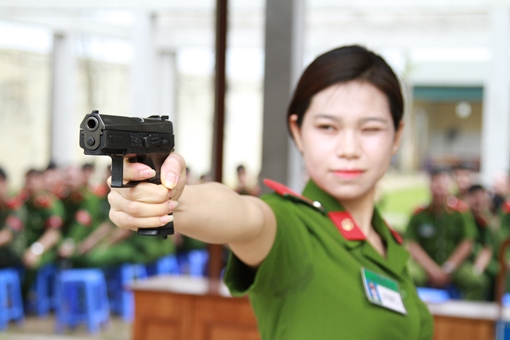 Học viên cảnh sát bắn súng, luyện võ trong nắng hè chói chang