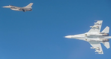 Su-27 Nga nghiêng cánh khoe vũ khí dọa F-16 NATO trên biển Baltic