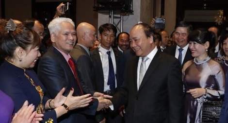 Thủ tướng Nguyễn Xuân Phúc thăm Đại sứ quán và gặp gỡ cộng đồng người Việt tại Đức