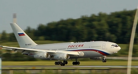 Điện Kremlin từ chối lí giải việc chuyên cơ của Putin bay đường vòng tới Đức