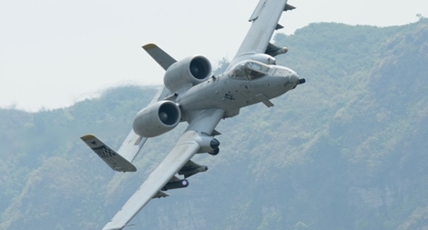 A-10 "Lợn lòi" văng kính chắn gió, phi công Mỹ thoát hiểm ngoạn mục