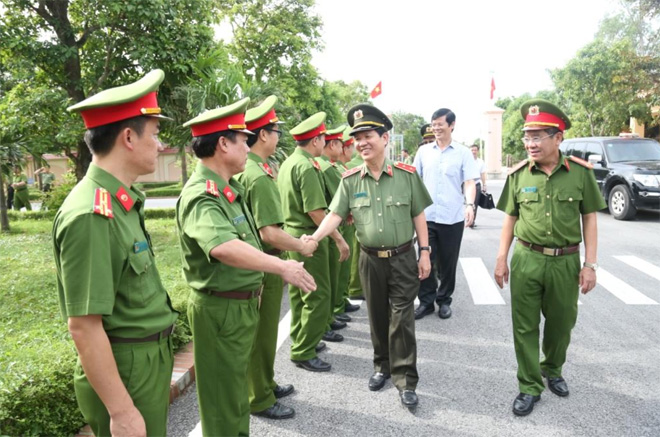 Deputy Minister Nguyen Van Son works with Nghe An firefighting police ...