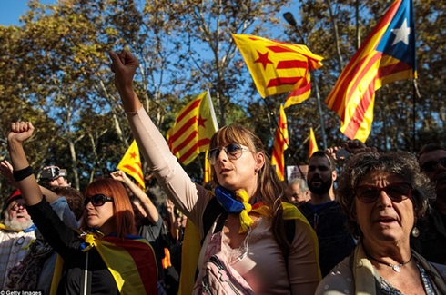 Madrid giải tán chính quyền Catalonia, Tây Ban Nha trải qua ngày tồi tệ lịch sử