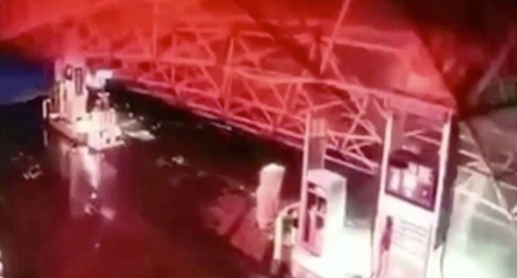 Khoảnh khắc trạm xăng đổ sập vì tuyết