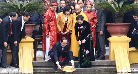 Chủ tịch nước cùng kiều bào dâng hương Bác Hồ và thả cá tiễn ông Táo