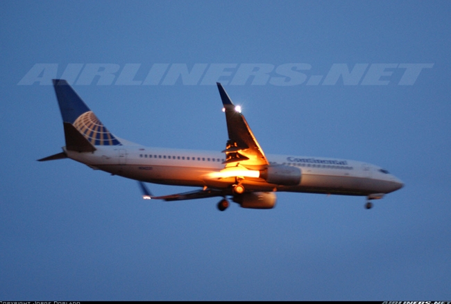 Máy bay Mỹ chở hơn 100 người nổ động cơ, bốc cháy dữ dội trên không