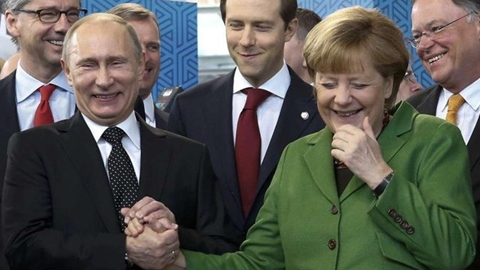 Món quà đặc biệt dành tặng Tổng thống Putin của Thủ tướng Đức Merkel