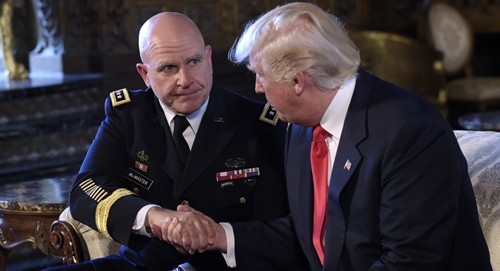 Tổng thống Trump bất ngờ sa thải Cố vấn an ninh quốc gia