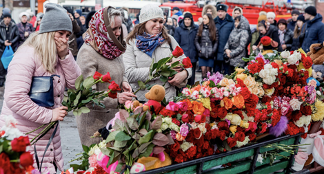 Gấu bông, nến và hoa ngập tràn hiện trường vụ cháy khiến 41 trẻ nhỏ thiệt mạng ở Nga