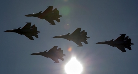 Hàng chục chiến đấu cơ Nga bay lượn kín bầu trời Moscow 