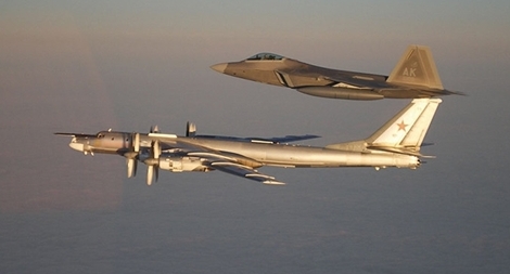 Oanh tạc cơ Nga bị F-22 Mỹ "cắt mặt" trên vùng biển quốc tế