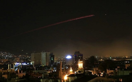 Căn cứ không quân Syria bị tấn công tên lửa ồ ạt trong đêm