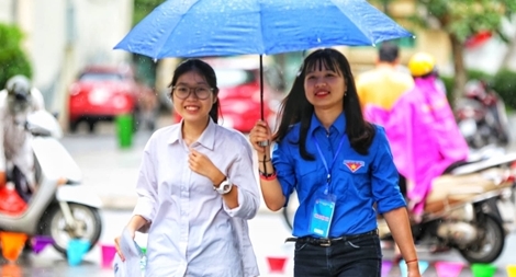 Thời tiết mát mẻ, sĩ tử Hà thành tự tin bước vào phòng thi Toán