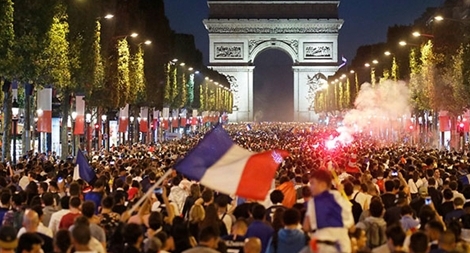Biển người Pháp đổ ra đường cuồng nhiệt ăn mừng cúp vàng World Cup