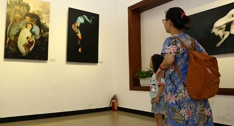 Bất chấp mưa gió, người dân Thủ đô đến thưởng lãm ảnh nude nghệ thuật