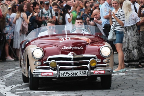 Dàn xế cổ Liên Xô siêu độc lăn bánh giữa Quảng trường Đỏ