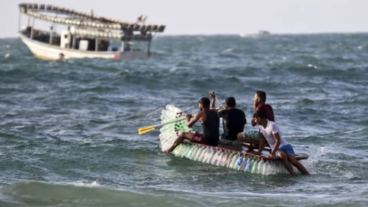 Người Palestine dán chai nhựa thành thuyền để mưu sinh giữa "bão" cấm vận