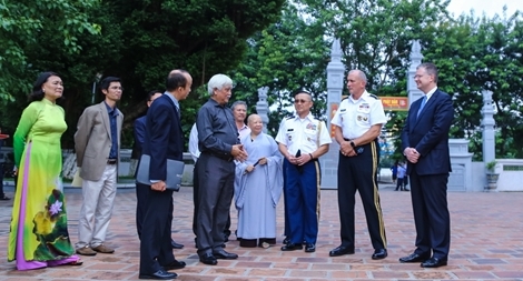 Đại tướng Hoa Kỳ thăm đền Hai Bà Trưng và ca ngợi quân đội Việt Nam