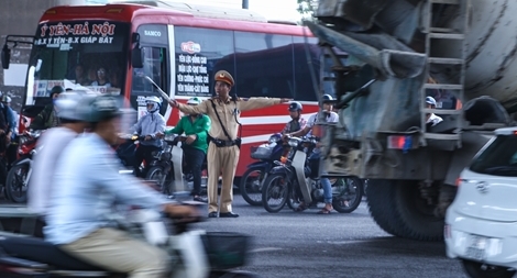 CSGT Hà Nội vất vả xử lý xe khách vi phạm tại cửa ngõ phía Nam