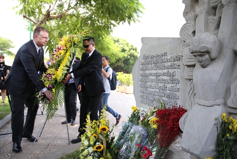 Đại sứ Mỹ tới hồ Trúc Bạch tưởng nhớ ông McCain