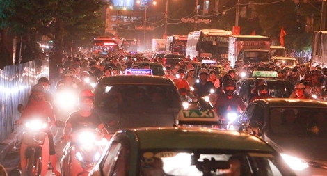 Xe, người chen nhau rời Hà Nội trước đợt nghỉ lễ lớn