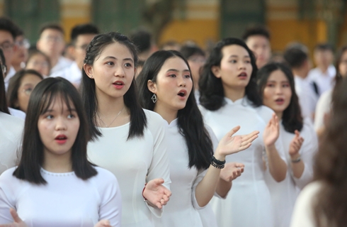 Nữ sinh Chu Văn An rạng ngời trong tà áo dài ngày khai giảng