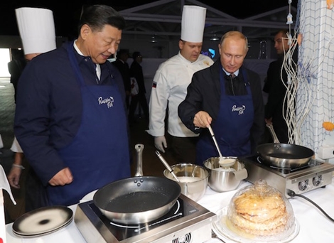 Ông Putin mời ông Tập Cận Bình trổ tài làm bánh