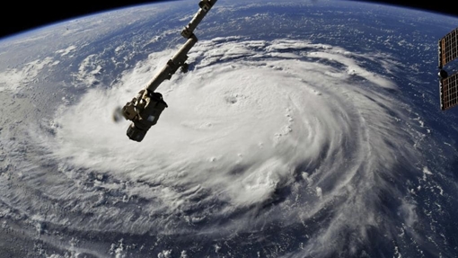 (NÓNG TRONG TUẦN) Siêu bão nhấn chìm bờ Đông nước Mỹ, pháo Nga biến cả vùng đất thành bình địa