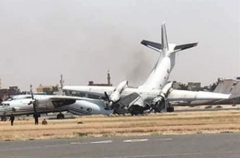Hai máy bay Antonov "húc" nhau, gãy đôi trên đường băng