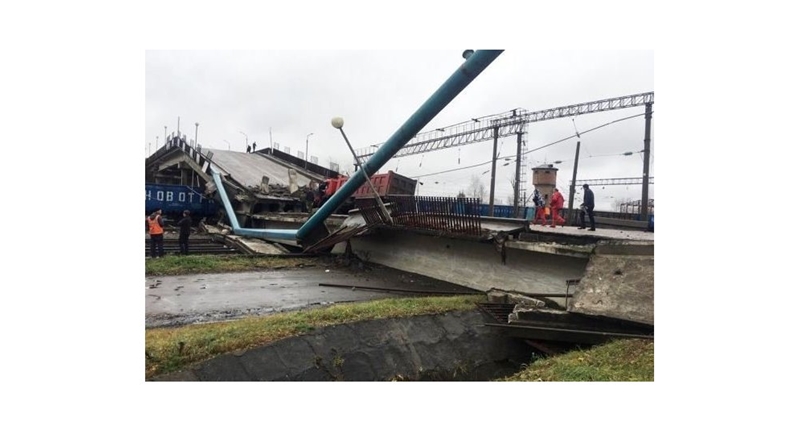 Cầu cao tốc Nga nặng hàng trăm tấn bất ngờ đổ sập xuống đường ray xe lửa