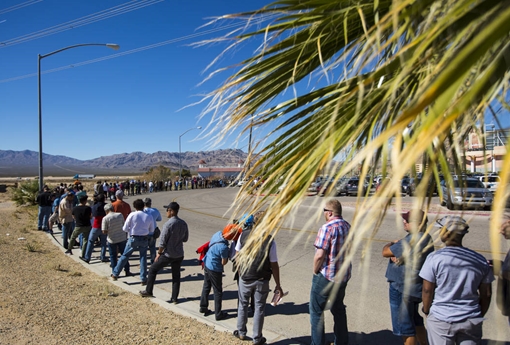 Triệu người xếp hàng chờ mua vé số giải Mega Millions trị giá 37.000 tỷ