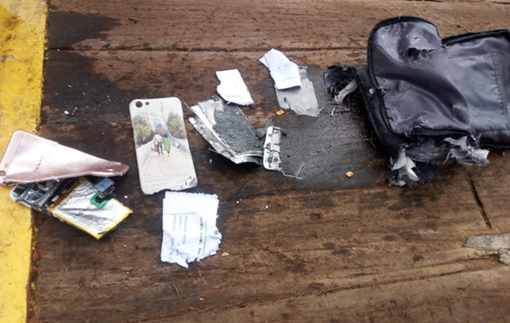 Nghẹn ngào nhìn mặt biển nổi đầy đồ dùng nạn nhân vụ rơi máy bay chở 189 người